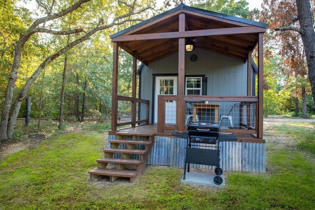 Lovely cabin located on the edge of a stocked pond