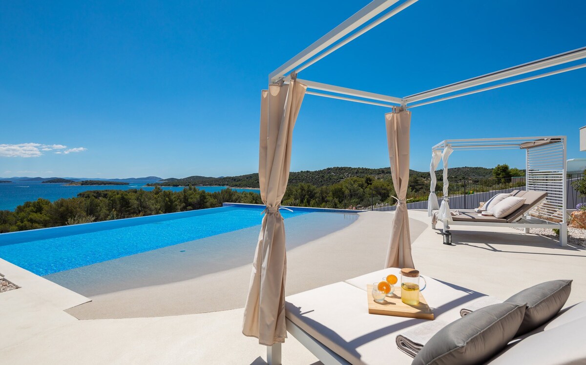 Luxury Villa Siesta with Pool