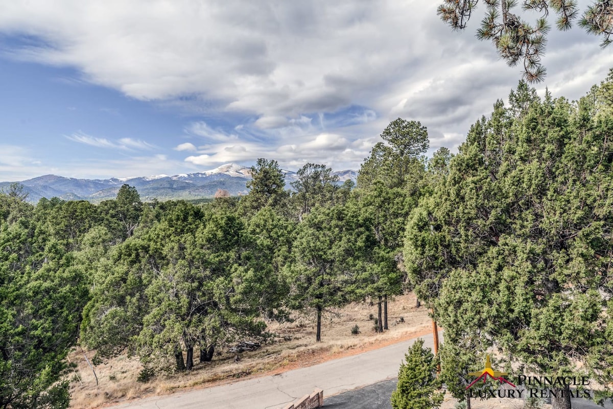 Wine & Wilderness Luxury Chalet/ Hot Tub/ Views!