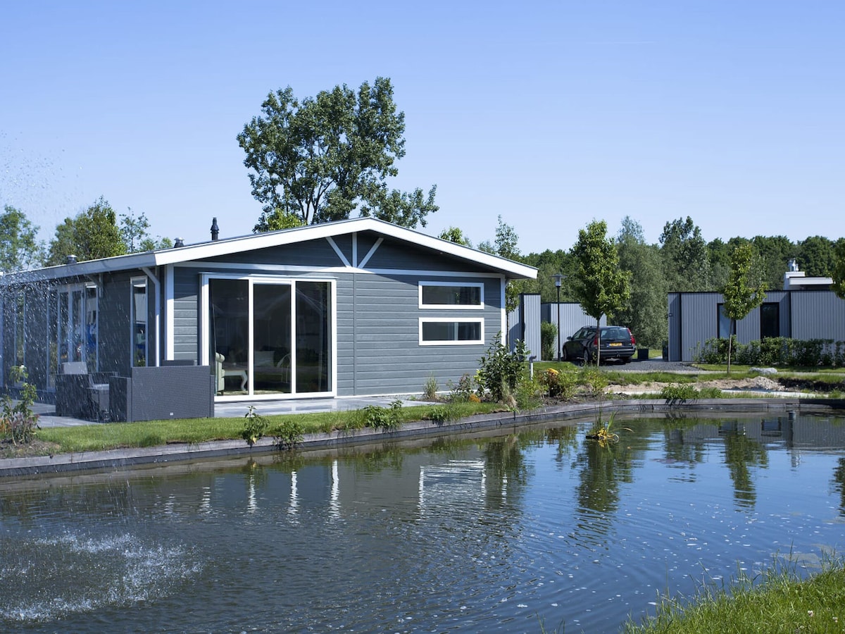 舒适的度假木屋，配备洗碗机，位于假日公园，距离阿姆斯特丹25公里