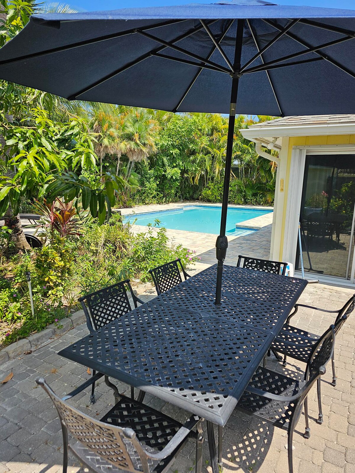 Thumb Point Oasis w/Heated Pool- walk to beach!