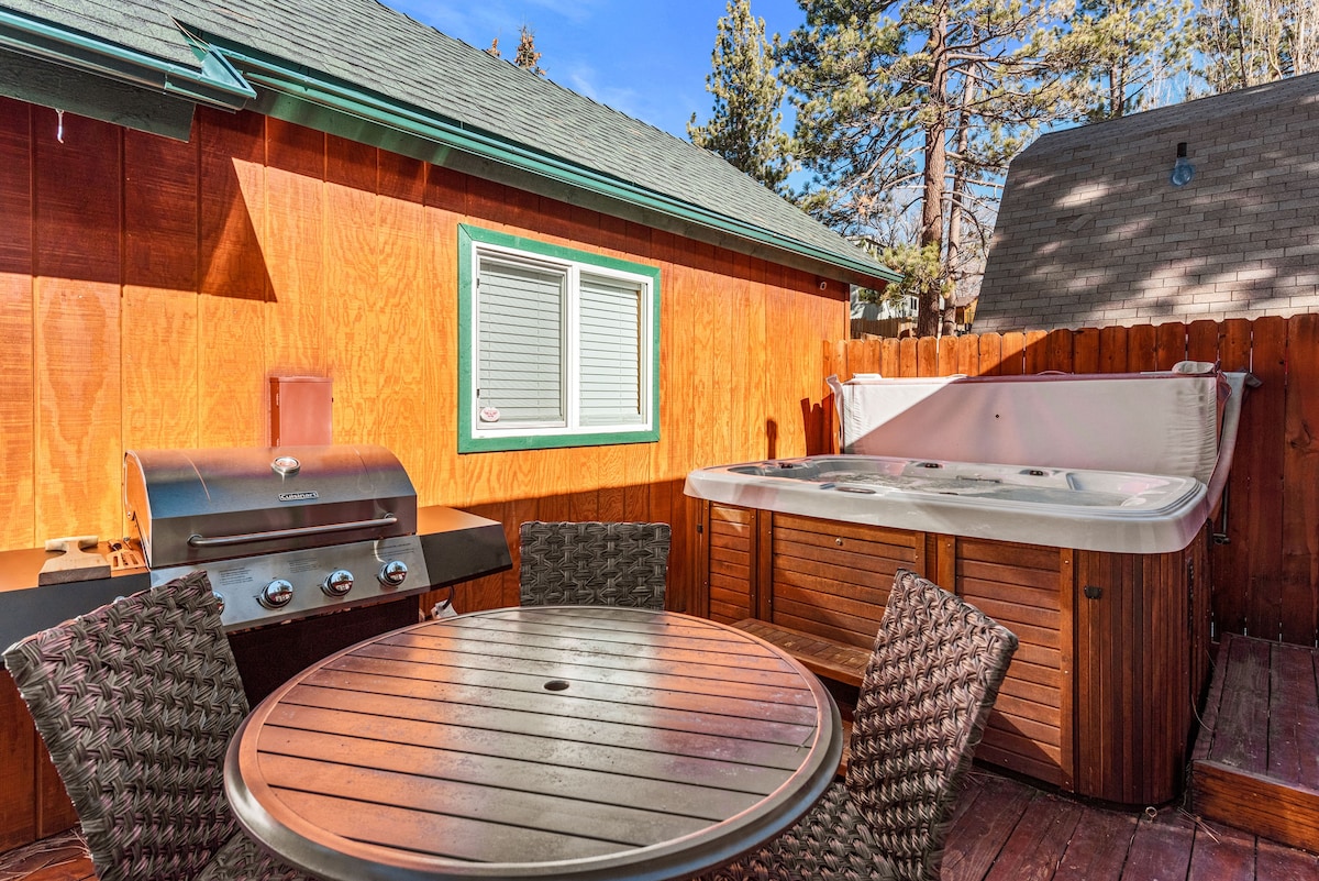 Blue Jay Chalet - 2BR/2BA/Hot Tub/Streaming/Deck