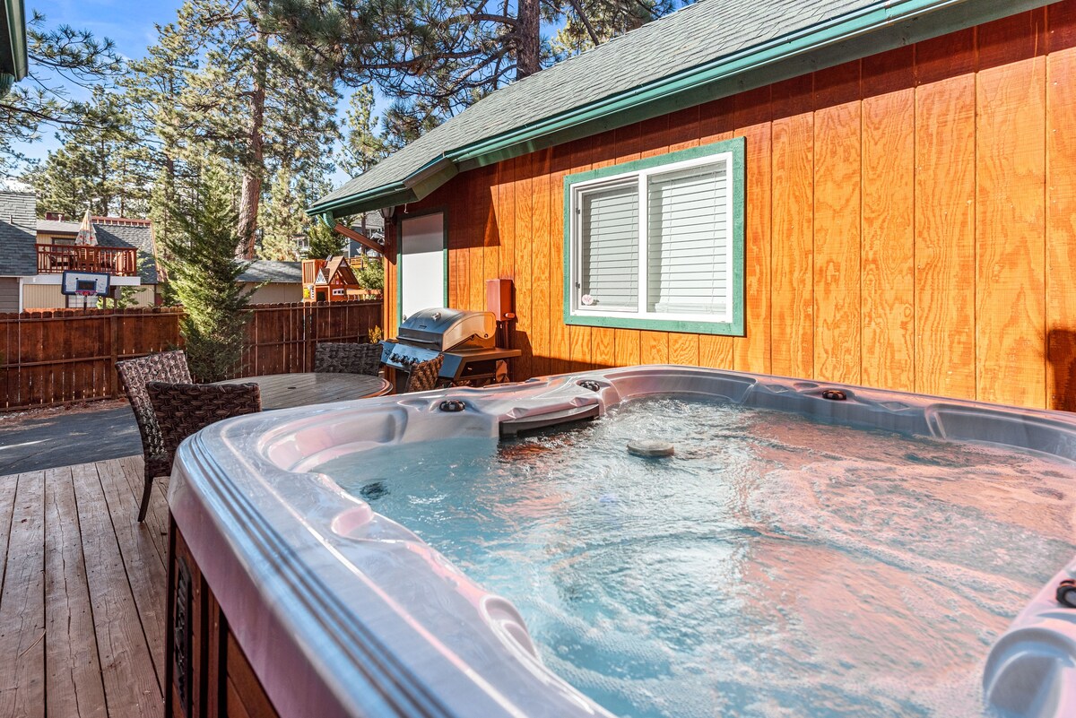 Blue Jay Chalet - 2BR/2BA/Hot Tub/Streaming/Deck