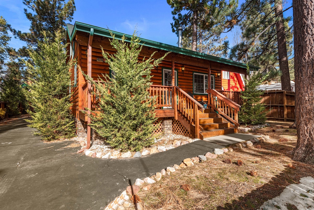 Blue Jay Chalet - 2BR/2BA/Hot Tub/Streaming/Deck