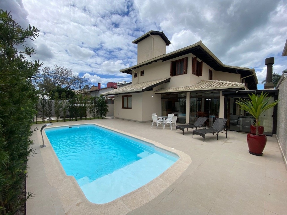 Linda Casa com Piscina Jurere Internacional Florianópolis