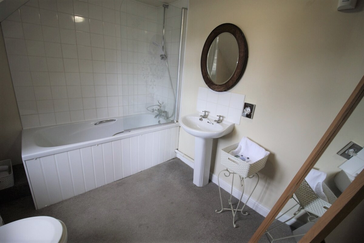 Single Shared Bathroom Room@ The Carpenters Arms