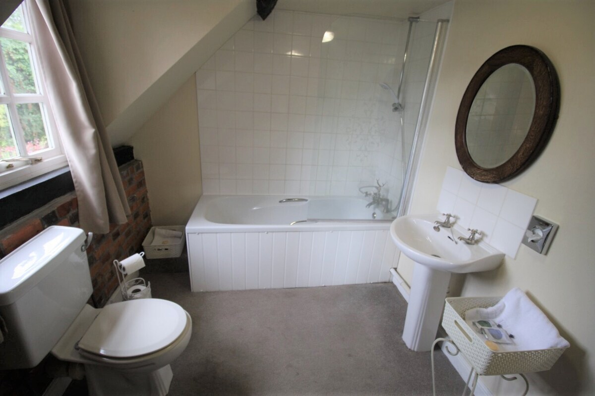 Single Shared Bathroom Room@ The Carpenters Arms