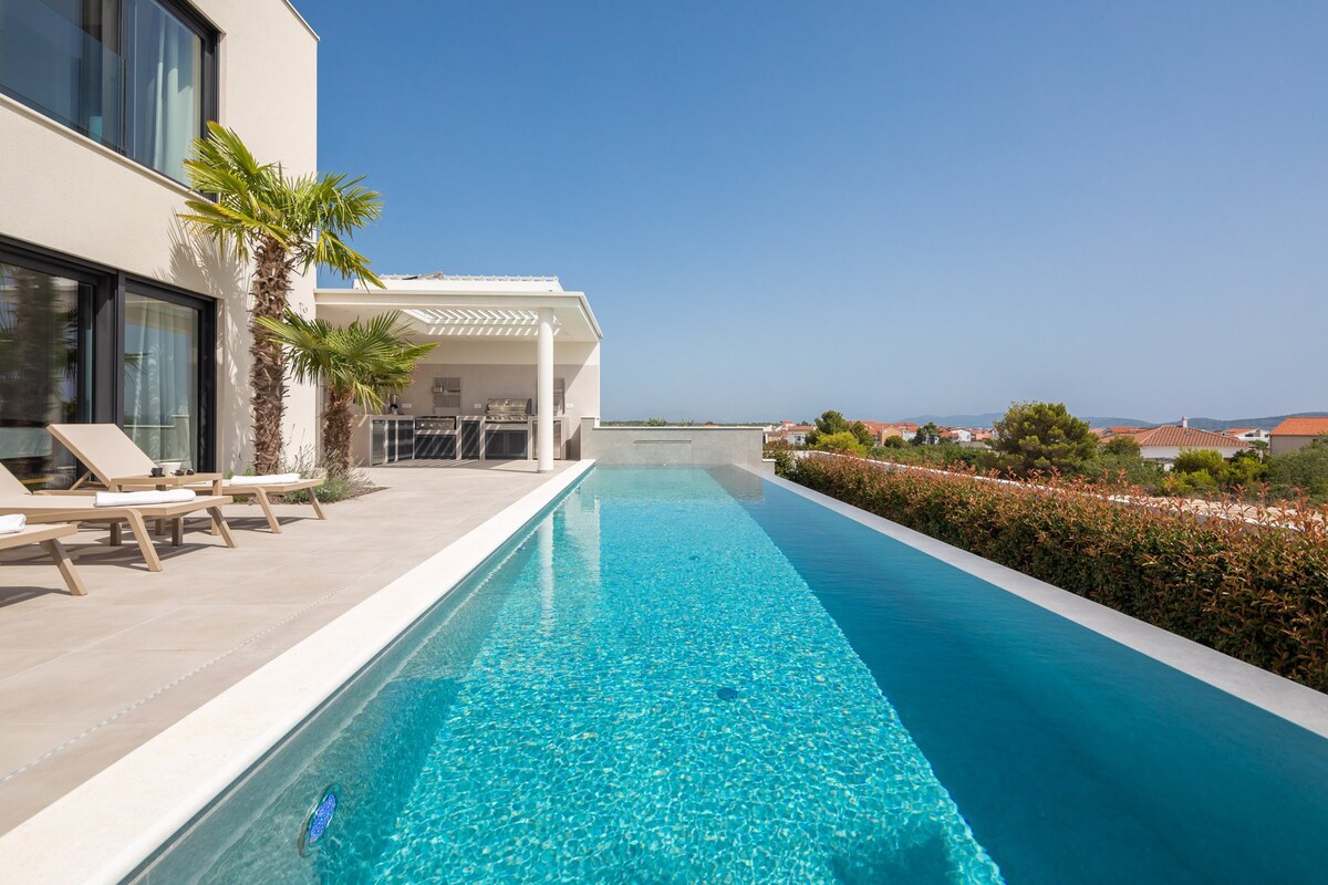 Luxury Villa Superstar with Pool