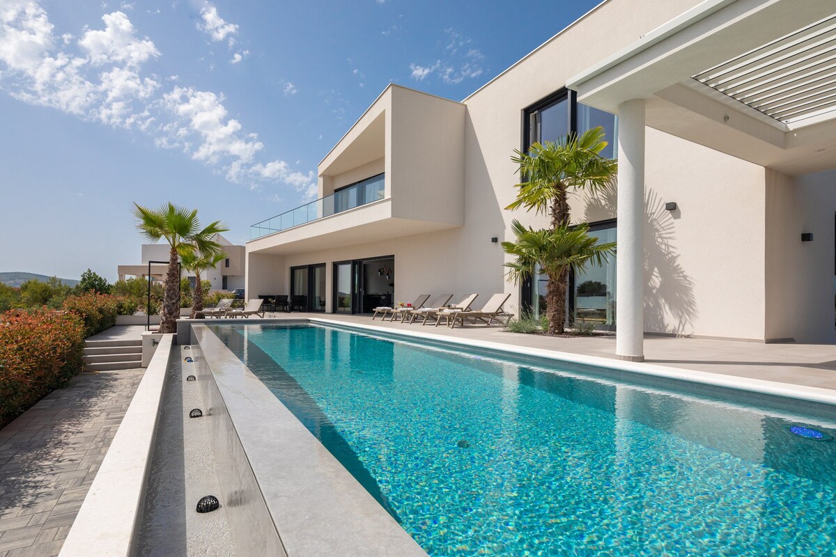 Luxury Villa Superstar with Pool