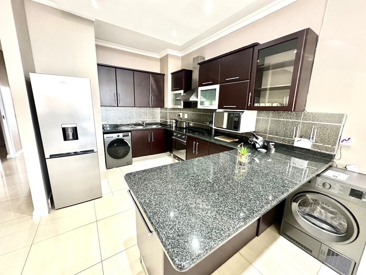 Beautiful 3 Bed  2 Bath - King Beds Apartment