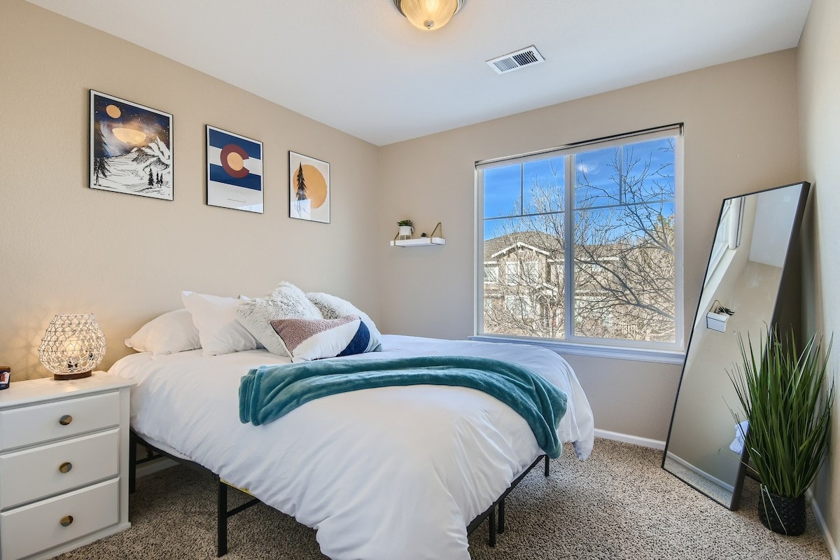 NEW build near DIA w/King Bed, 20mins to downtown