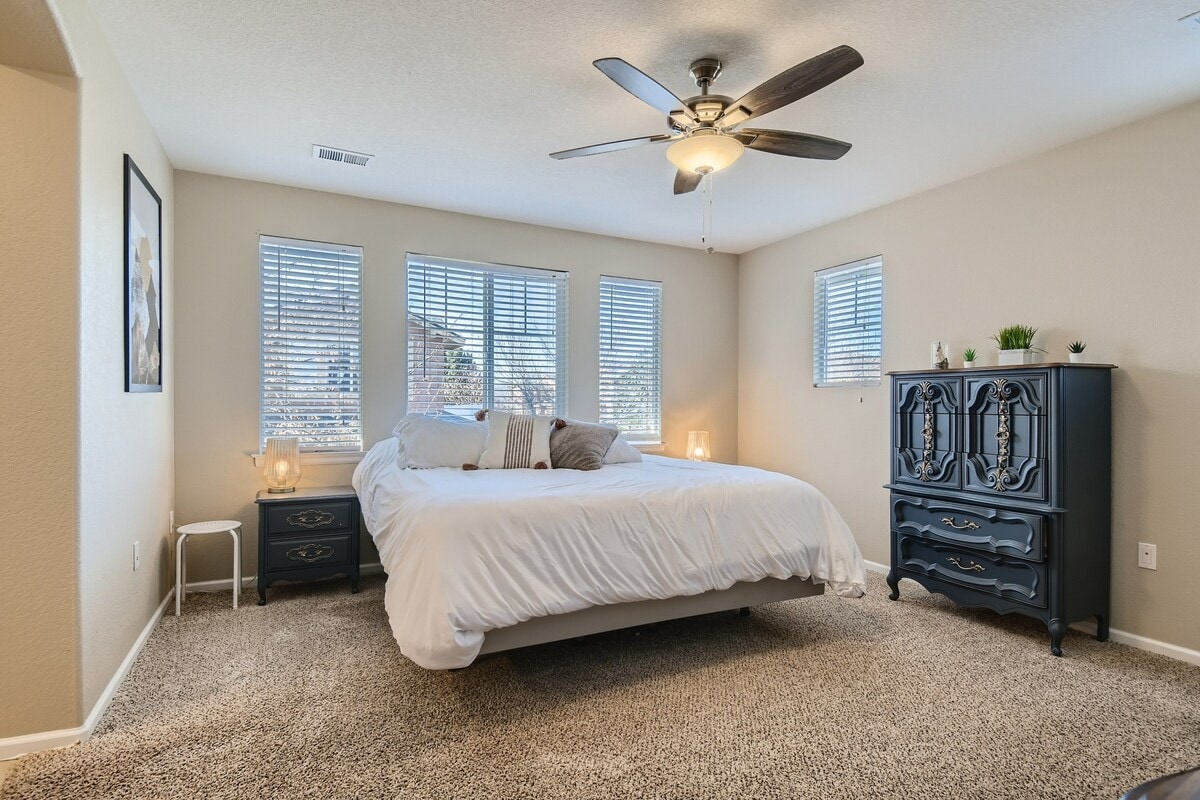 NEW build near DIA w/King Bed, 20mins to downtown