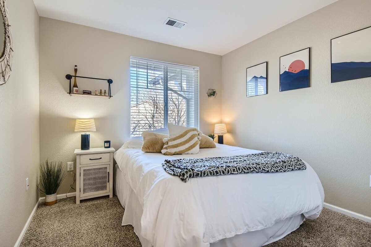 NEW build near DIA w/King Bed, 20mins to downtown