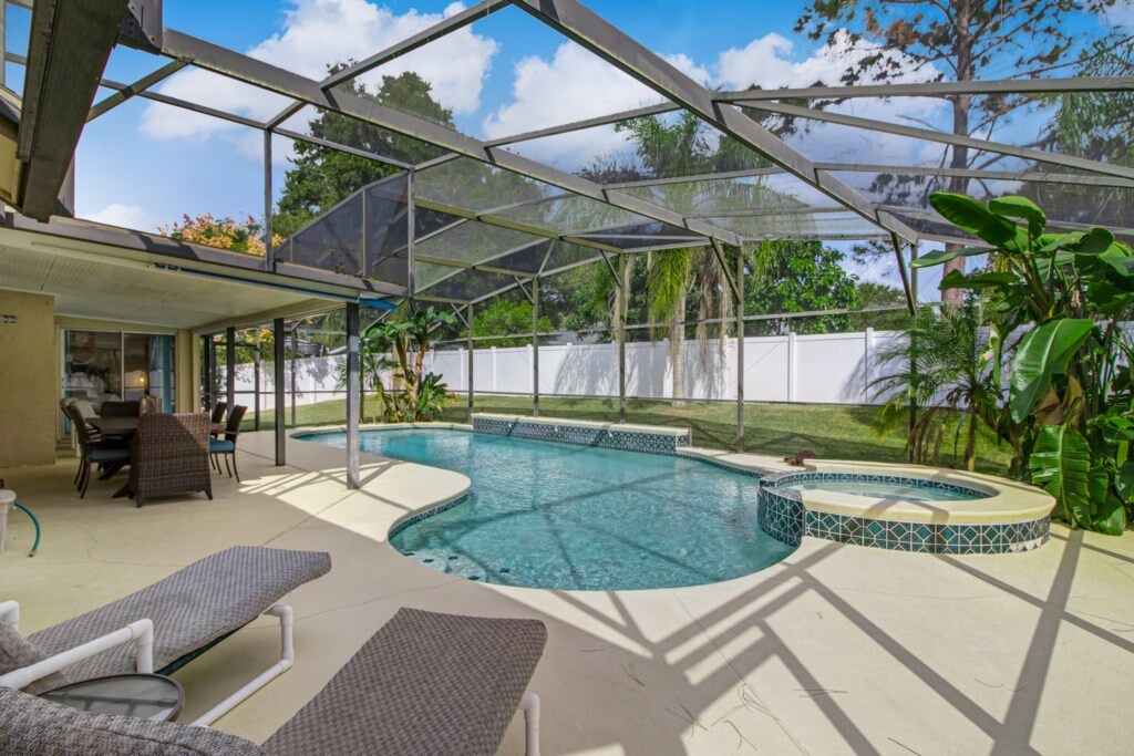 Private Pool Home with Spa, Fully Fenced-PG2200