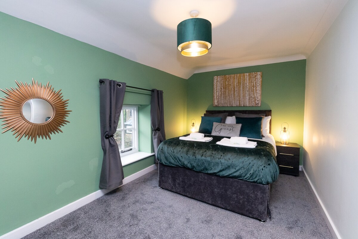 Luxurious double bedroom room. Newly refurbished