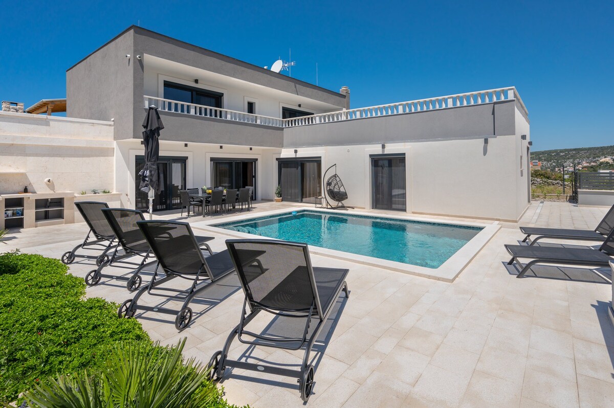 Luxury Villa Bonaza with Pool