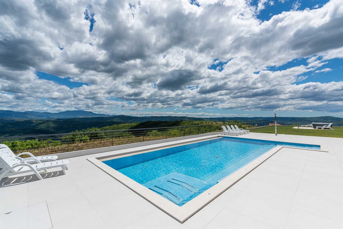 Villa Walk in the Clouds with Pool