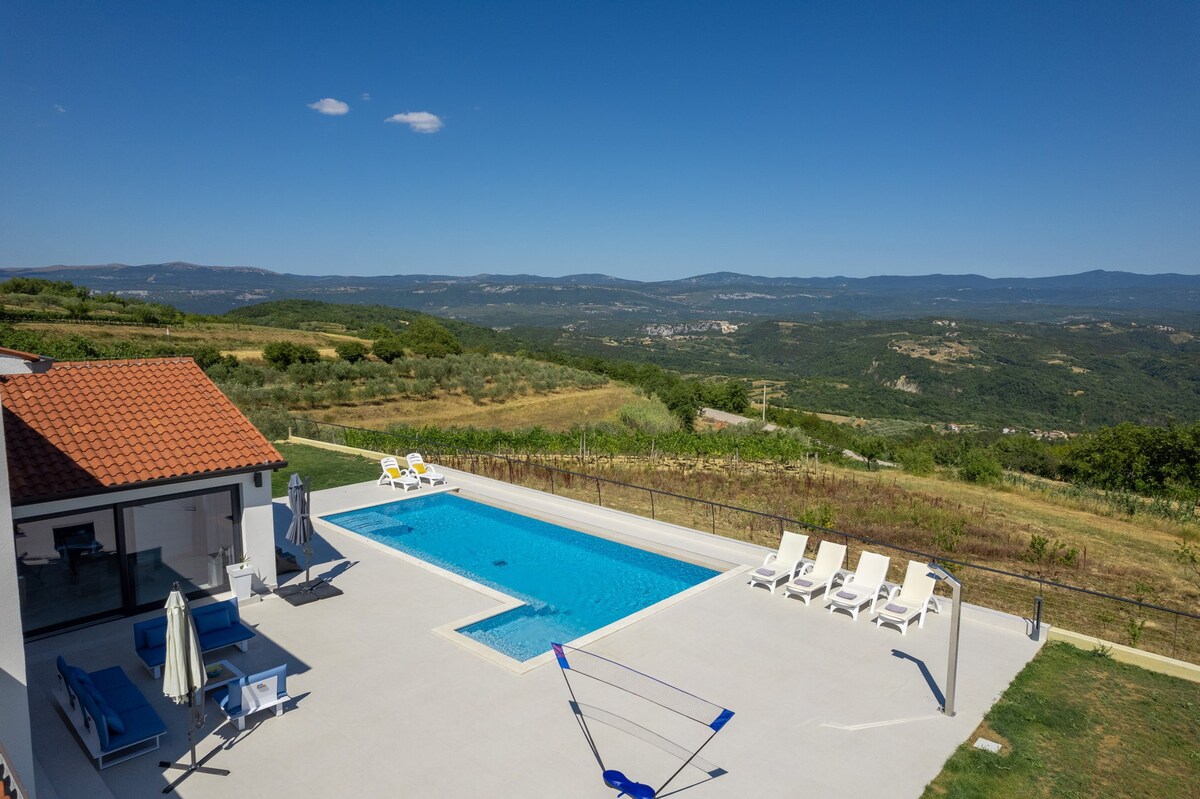 Villa Walk in the Clouds with Pool