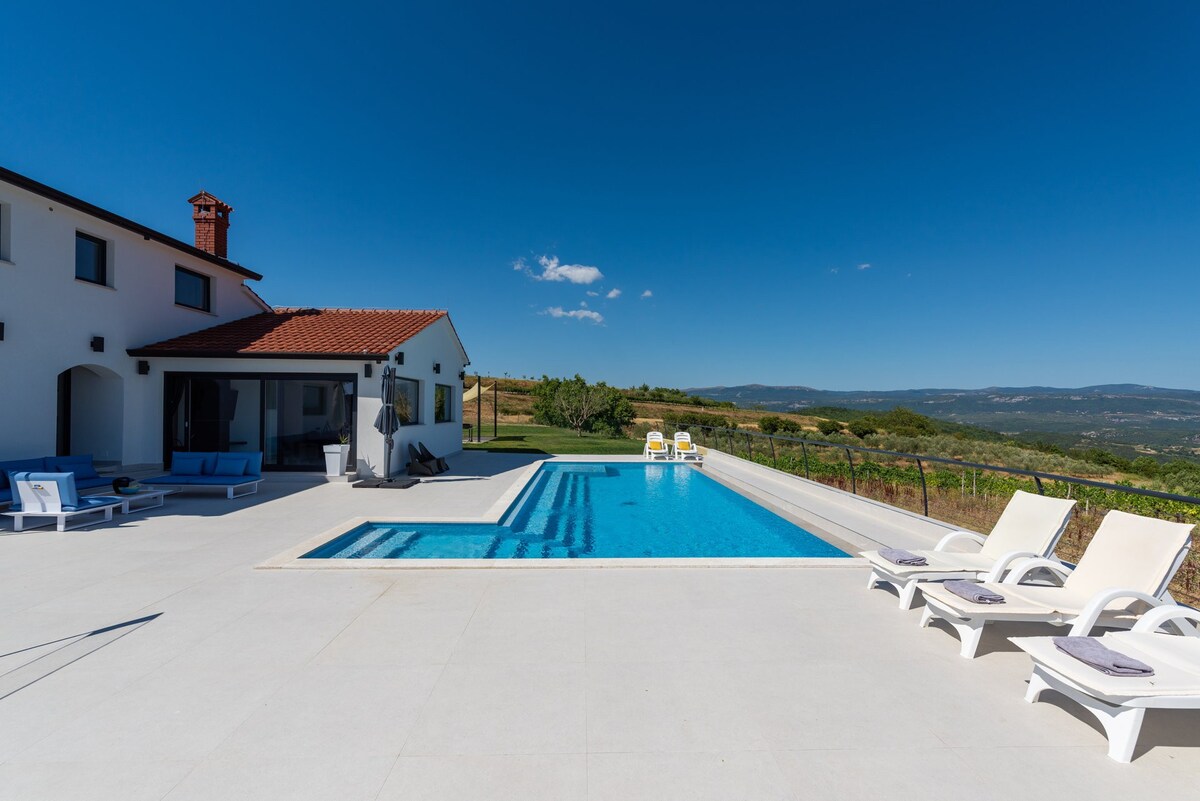 Villa Walk in the Clouds with Pool