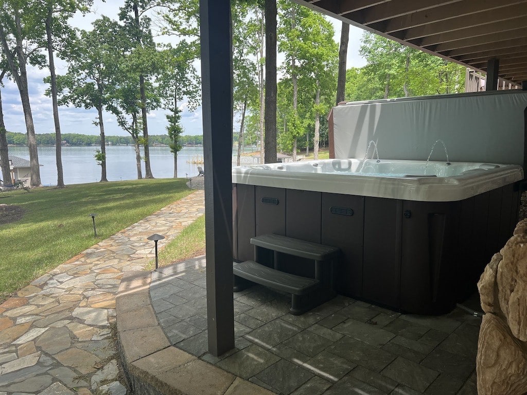 Wake 'N' Lake, Lake front, dock and hot tub