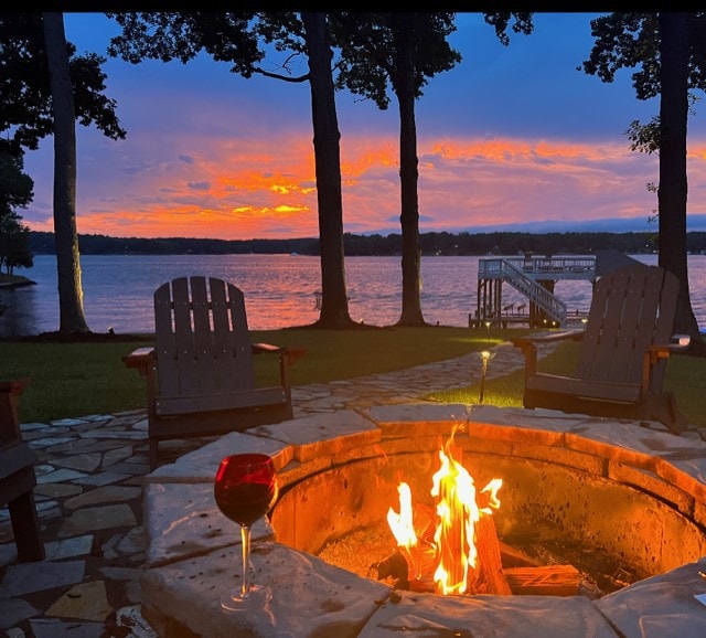 Wake 'N' Lake, Lake front, dock and hot tub