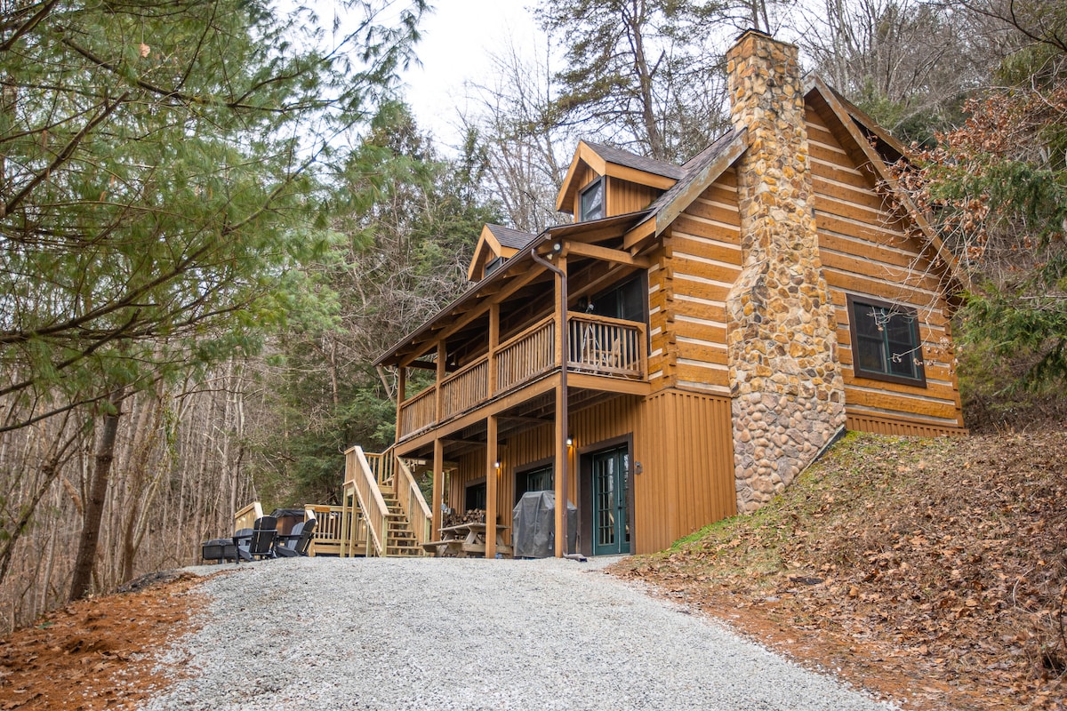 Hemlock Log Cabin on 5 Secluded Acres