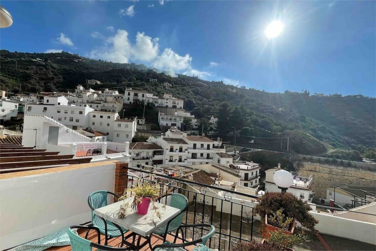 Townhouse with shared rooftop, 15mins to the beach