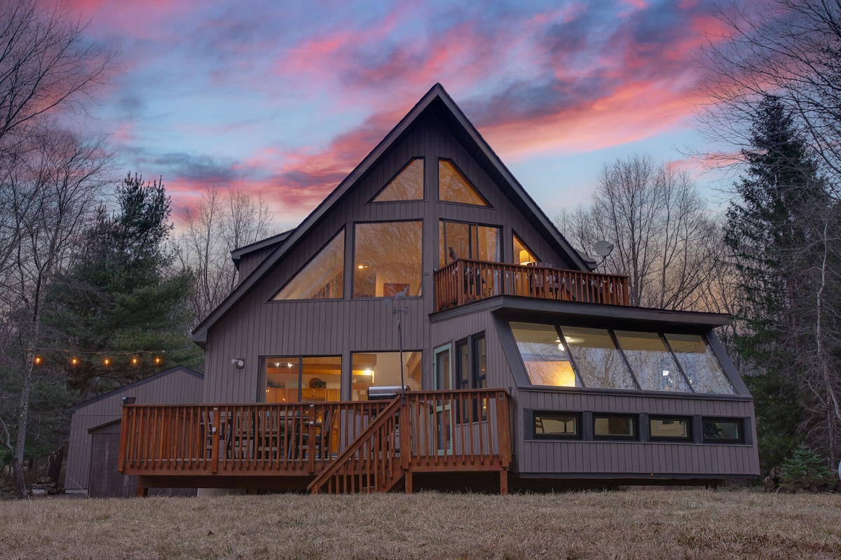 Carebear Cabin | Lakefront w/ Beach + Game Room!