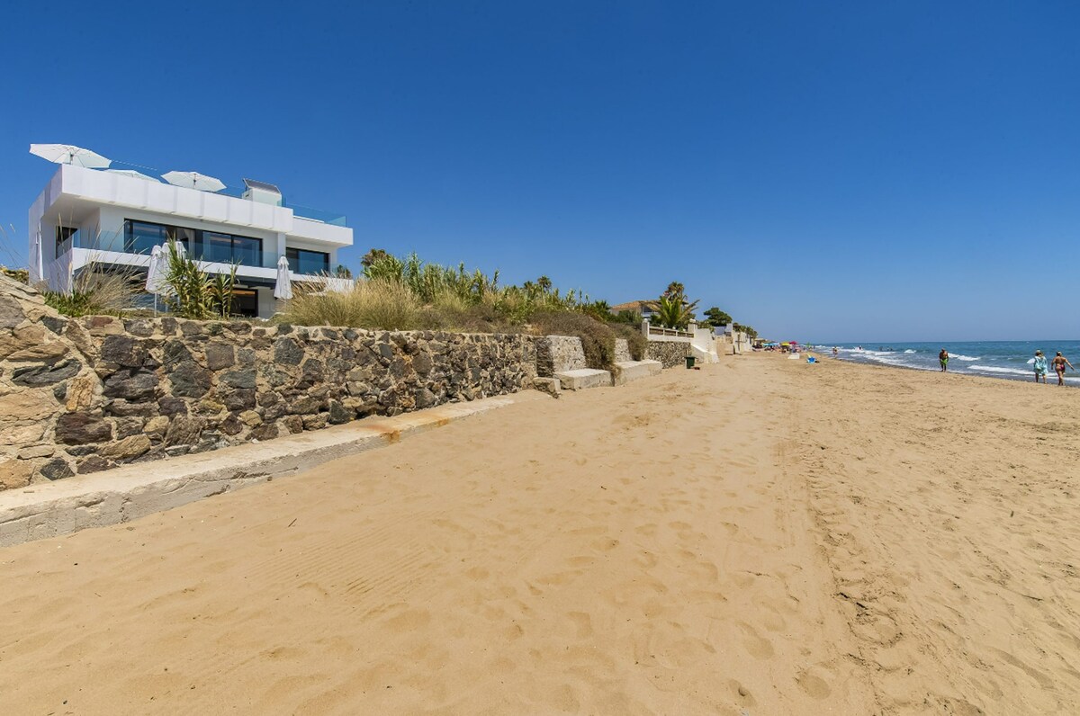 2 m away from the beach! Villa with swimming-pool