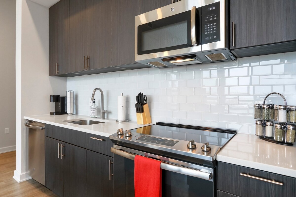 Modern 1BD | Metro Walking Distance