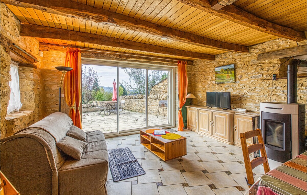 位于Castelnau de mandaille的舒适房源，带室外