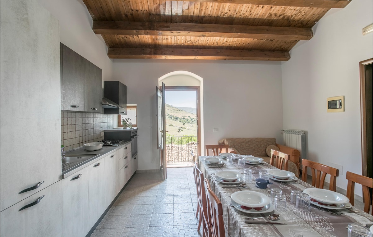 Beautiful home in Ragusa , WiFi and 5 Bedrooms