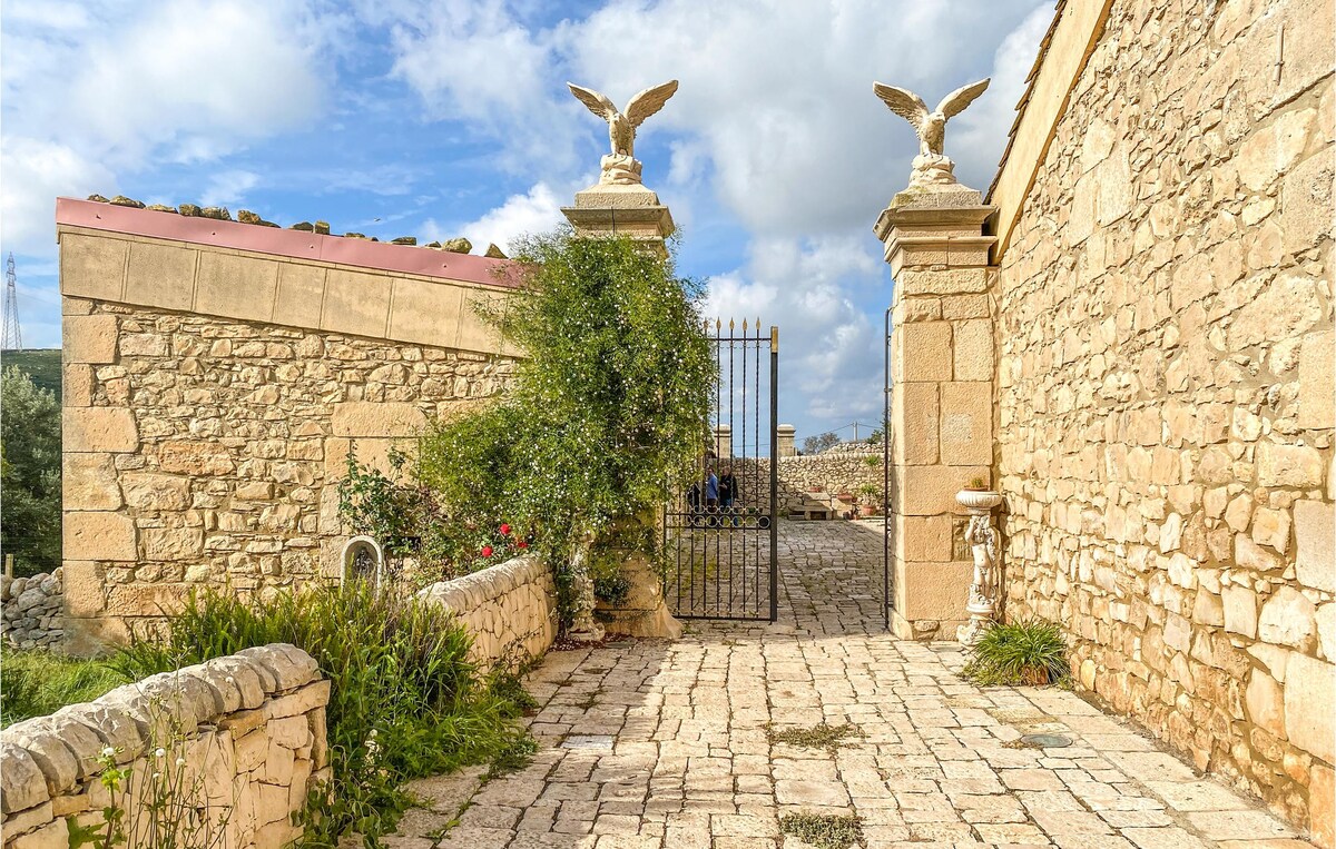 Beautiful home in Ragusa , WiFi and 5 Bedrooms