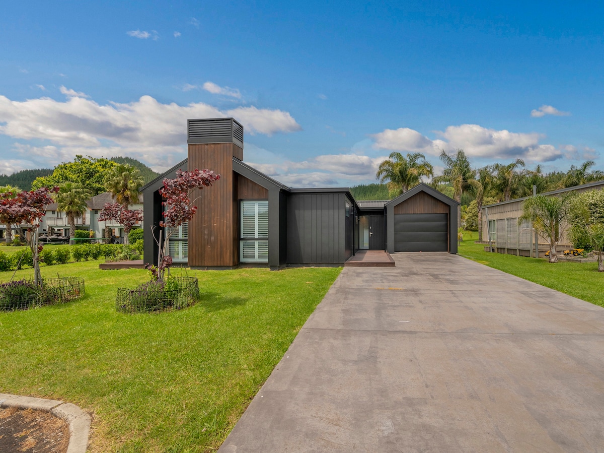 At Home at the Lakes - Pauanui Holiday Home