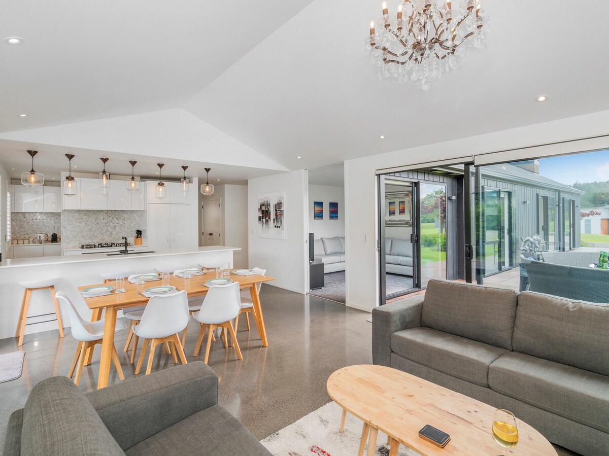 At Home at the Lakes - Pauanui Holiday Home