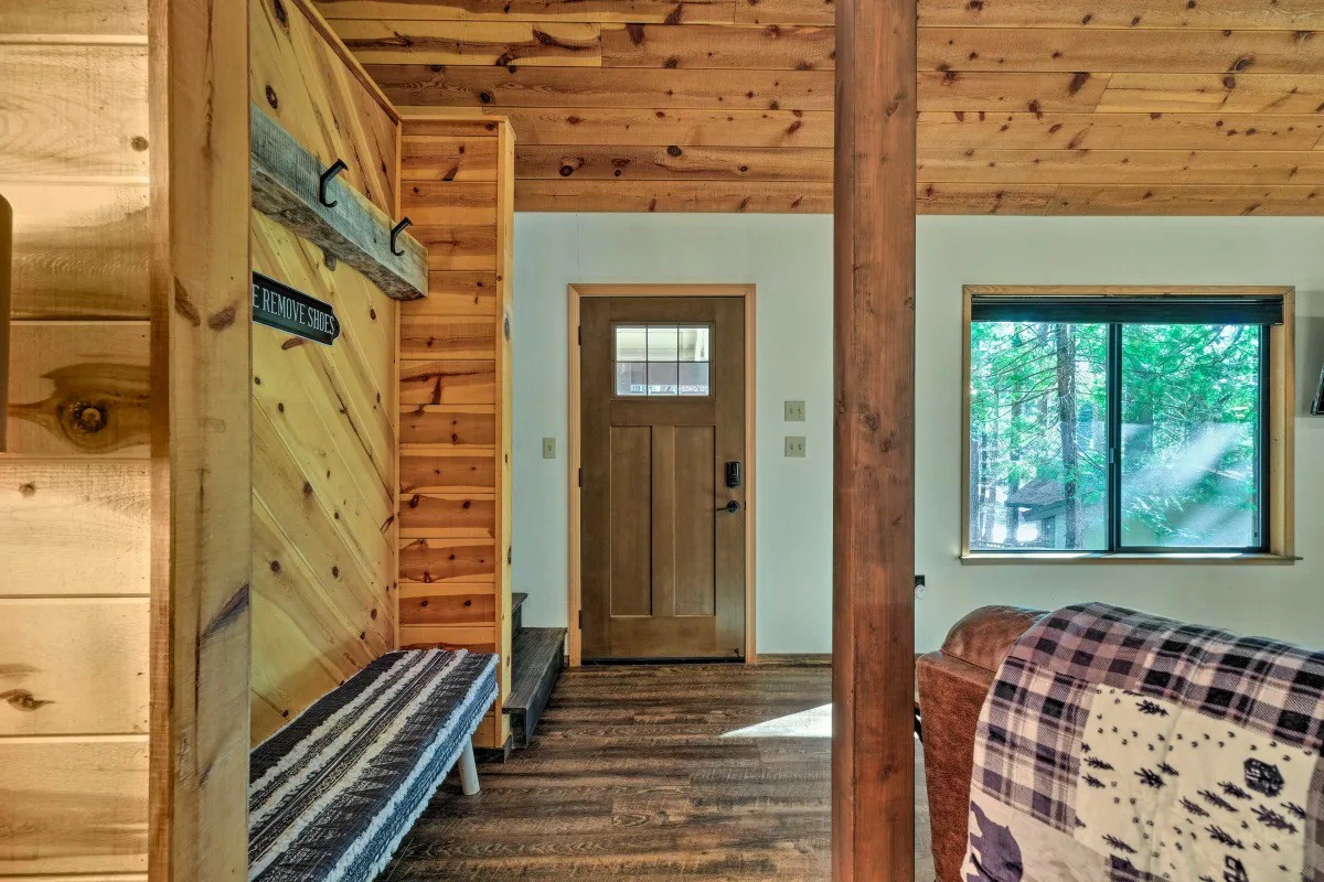 Cozy Pines Cabin With Fireplace and Mountain Views