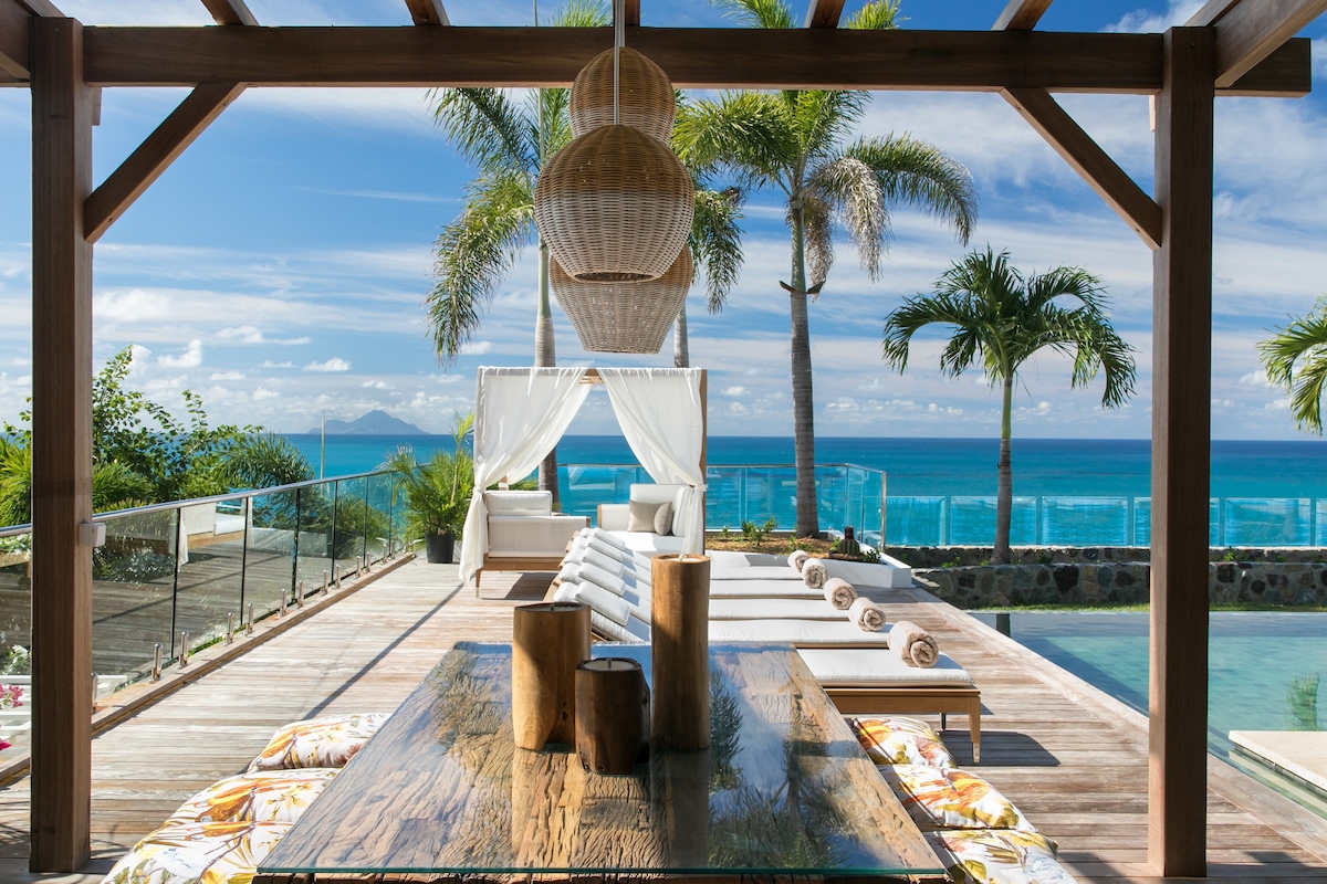 Marvelous Oceanfront 4 bedroom villa of your dream