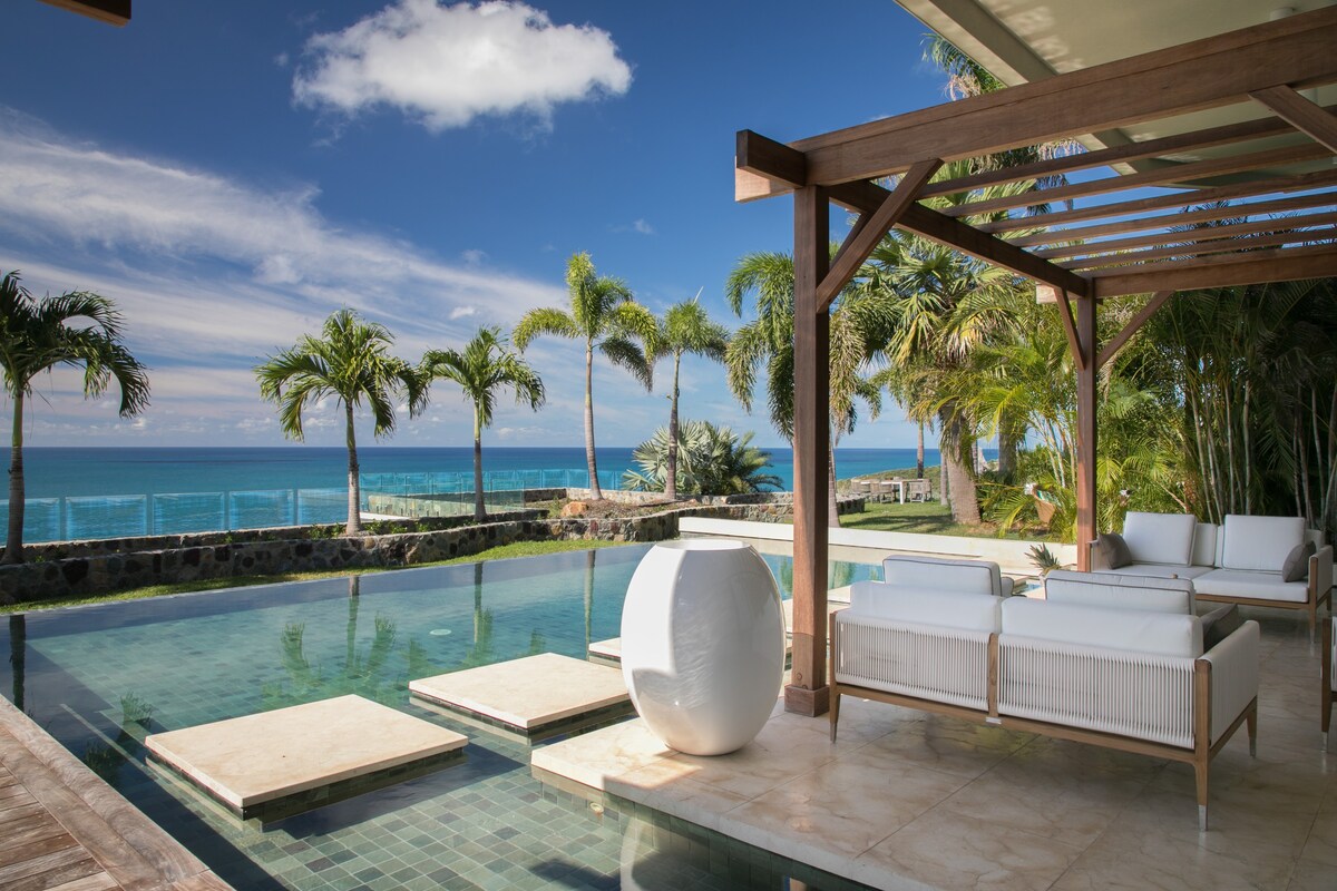 Marvelous Oceanfront 4 bedroom villa of your dream