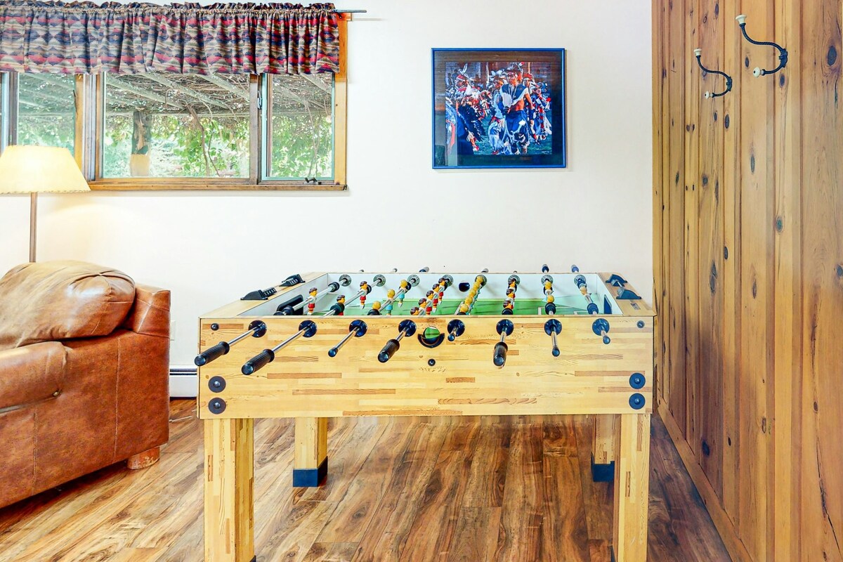 Spacious 5BR with lake access, foosball & games