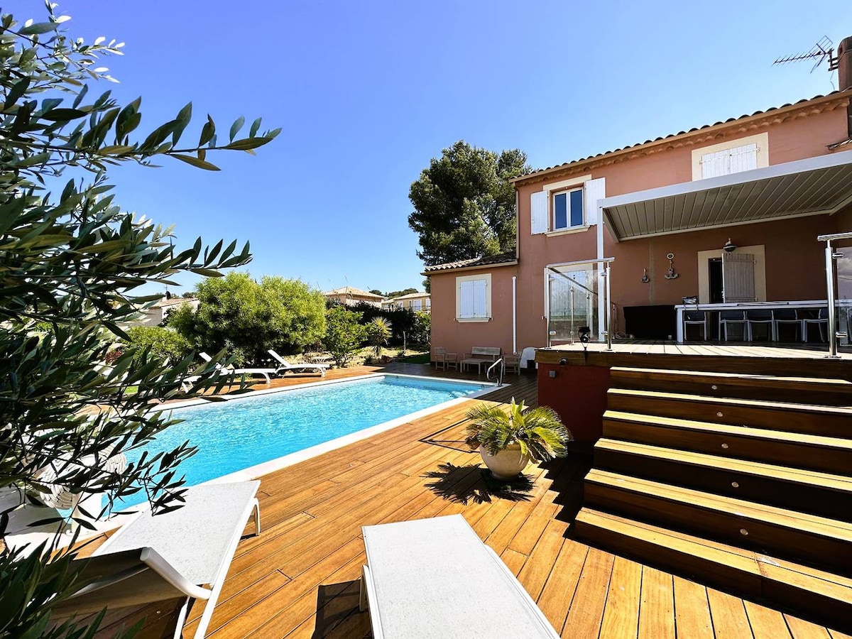 Villa for 8 people with private heated pool, sea v