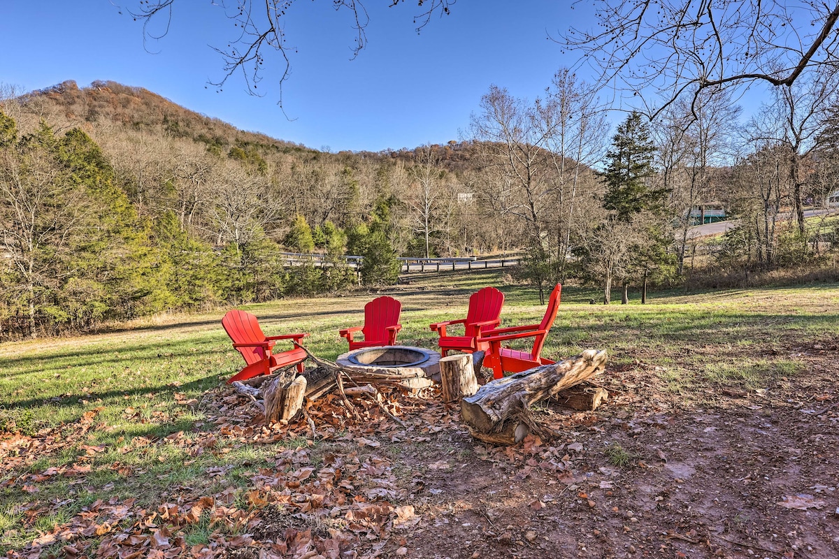 Holiday Island Home: Hot Tub & Wood Stove!