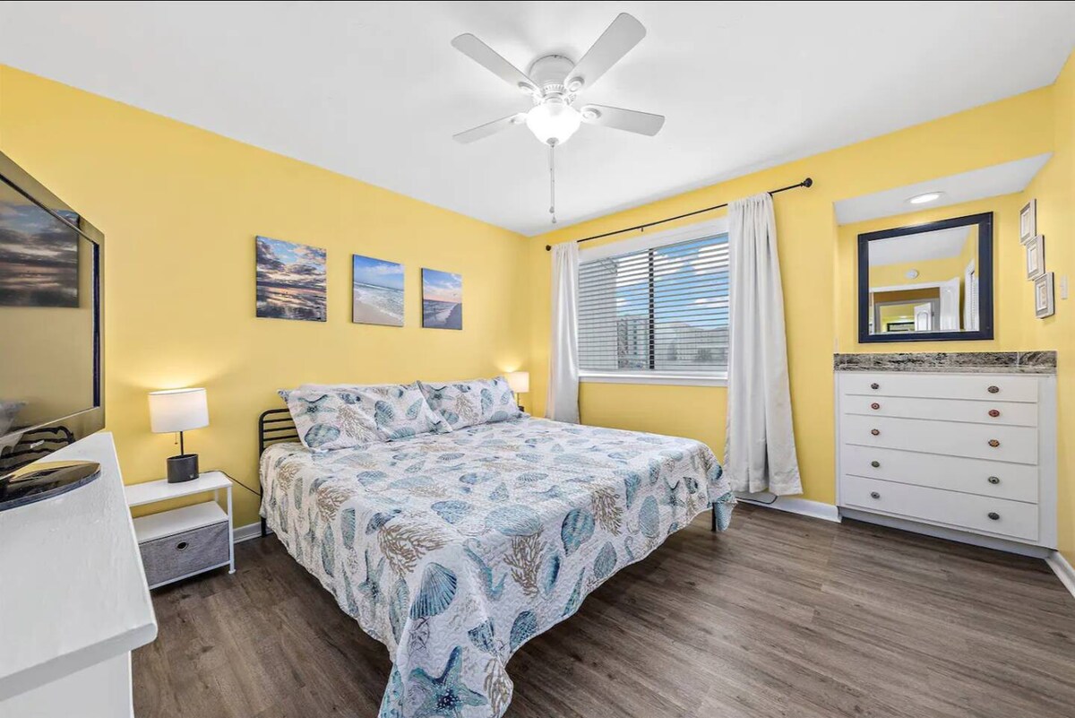 Across From Hangout Fest! Your Sandy Toes Getaway!