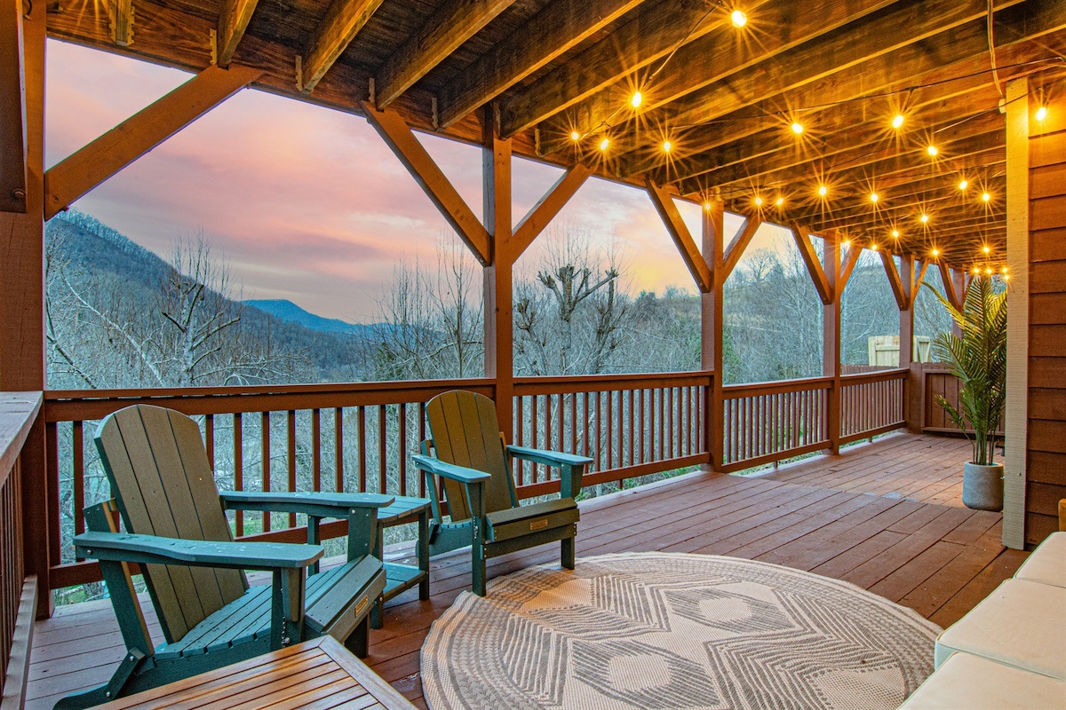 Pet friendly Stunning Mtn Cabin~Mtn Views~Hot Tub