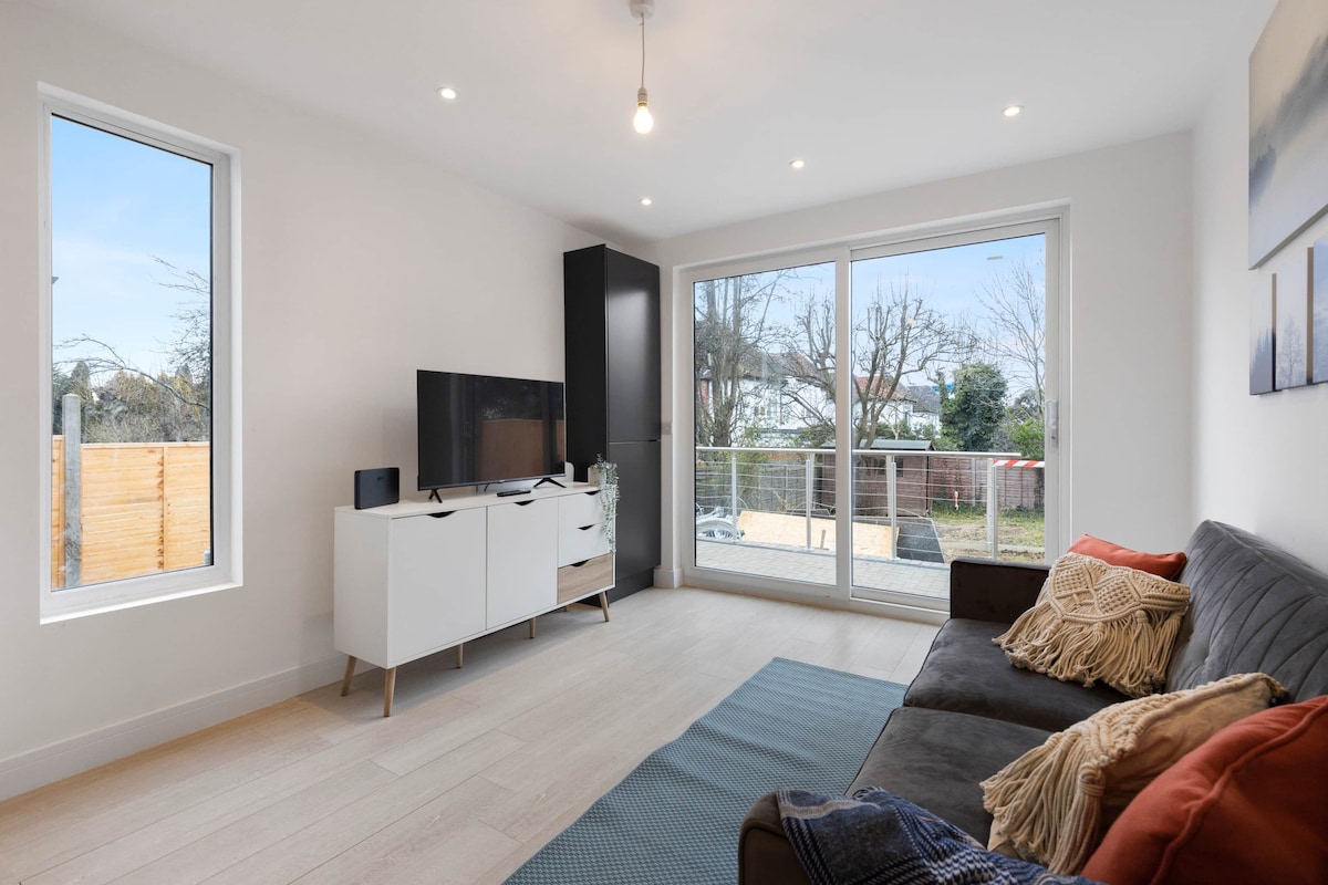 Star London Station Road 3-Bed Oasis with Garden