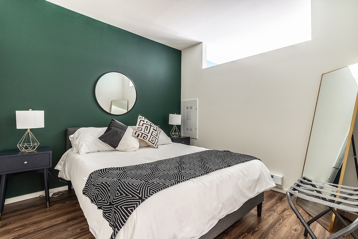 NEW! Mercer Island Urban Bedrooms | FastWifi & Gym