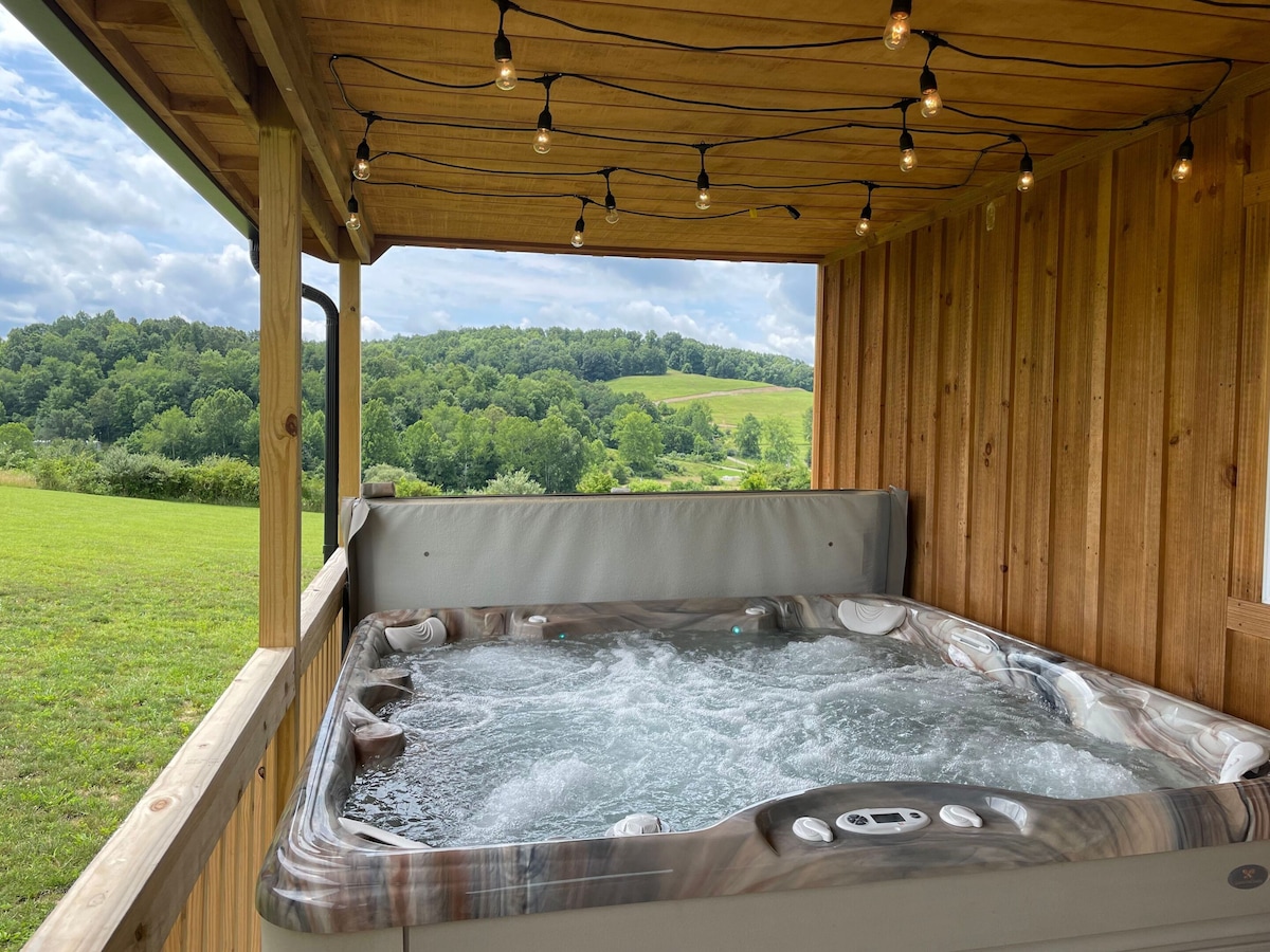 Ridge top cabin with hot tub and movie theater