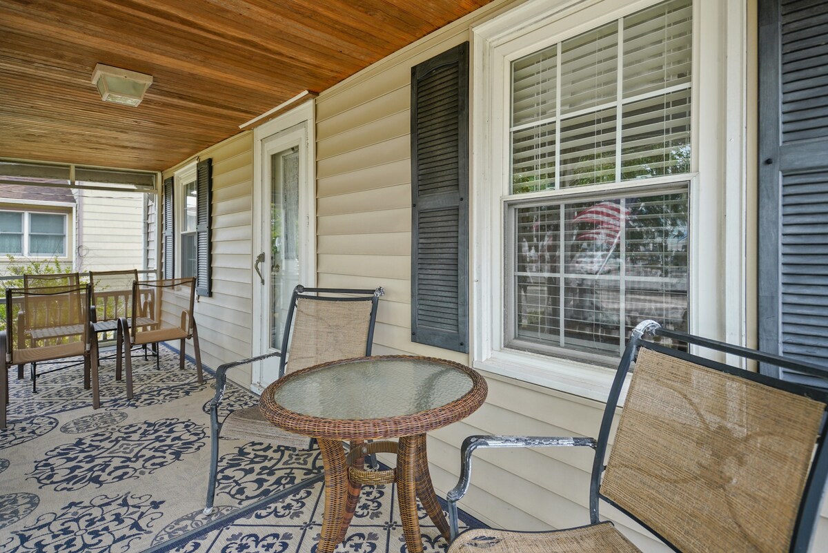 Serendipity - Main Street; Screened porch!