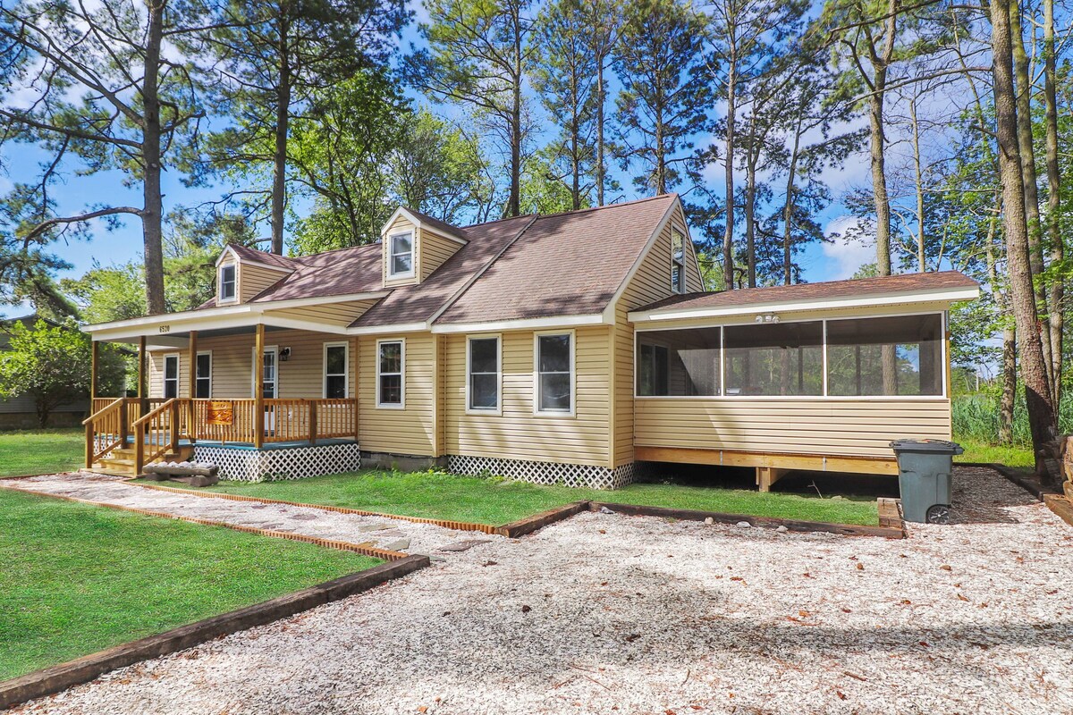 Utter East - large screened porch & firepit