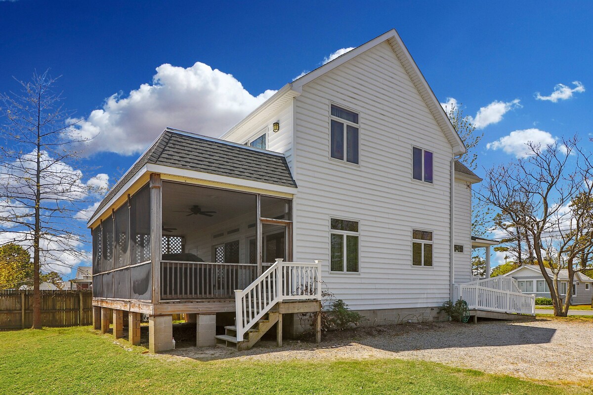 Herbie's Hideaway - Water views & Screened porch!