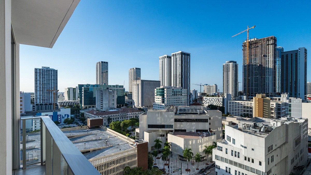 高空绿洲：游泳池和健身房，迈阿密天际线景观